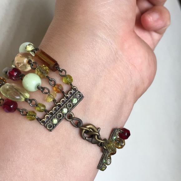 🖤Vtg💕glass-like resin charms brass bracelet - Picture 7 of 10